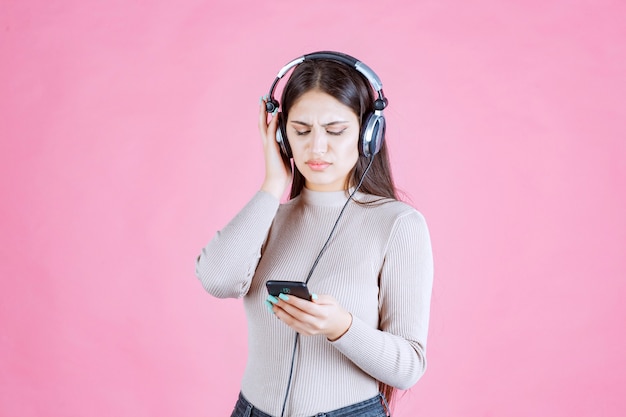 Mädchen trägt Kopfhörer und genießt die Musik auf ihrer Wiedergabeliste nicht