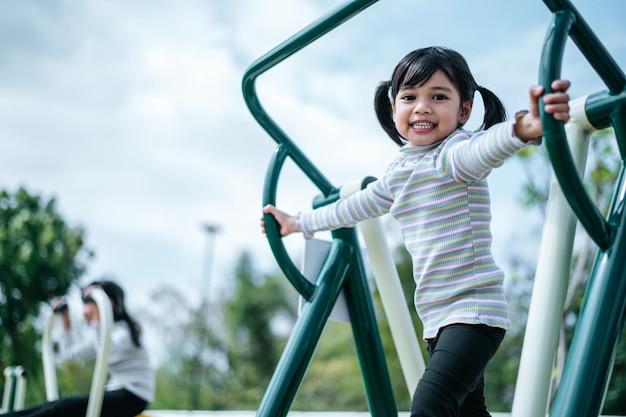 Mädchen trainieren auf dem Spielplatz. Selektiver Fokus.