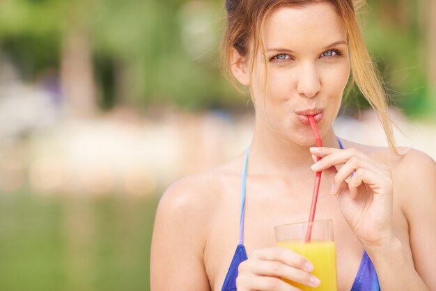 Mädchen trinken mit einem Strohhalm