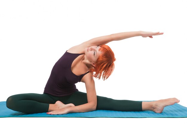 Mädchen üben yogatische asana