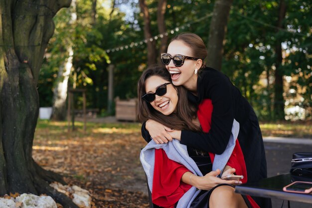 Mädchen umarmt ihre Freundin. Porträt Zwei Freundinnen im Park.