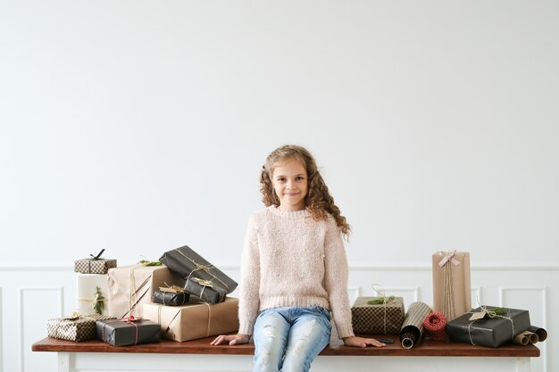 Mädchen umgeben von Geschenkboxen