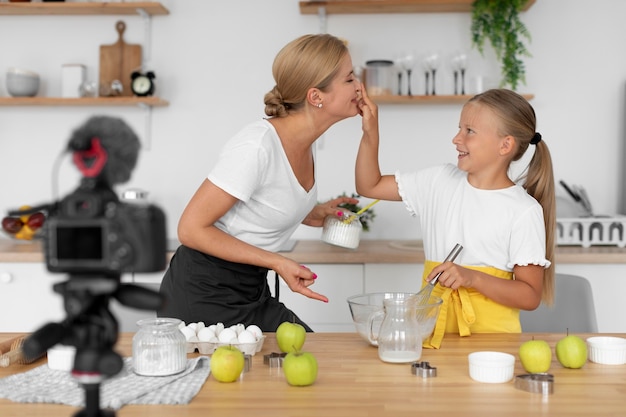 Mädchen und Frau mit Eiern mittlerer Schuss