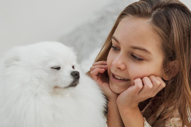 Mädchen und Hund schauen sich an