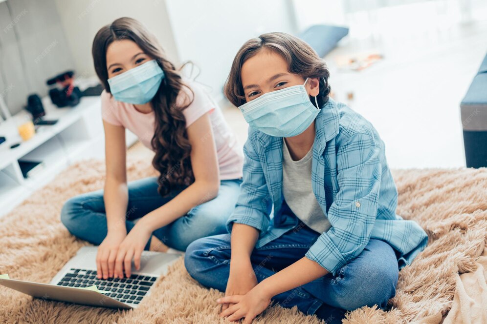 Mädchen und junge tragen zu hause medizinische masken und