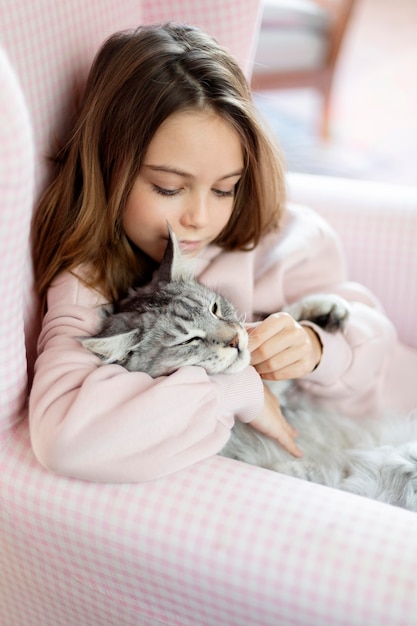 Mädchen und Katze Seitenansicht