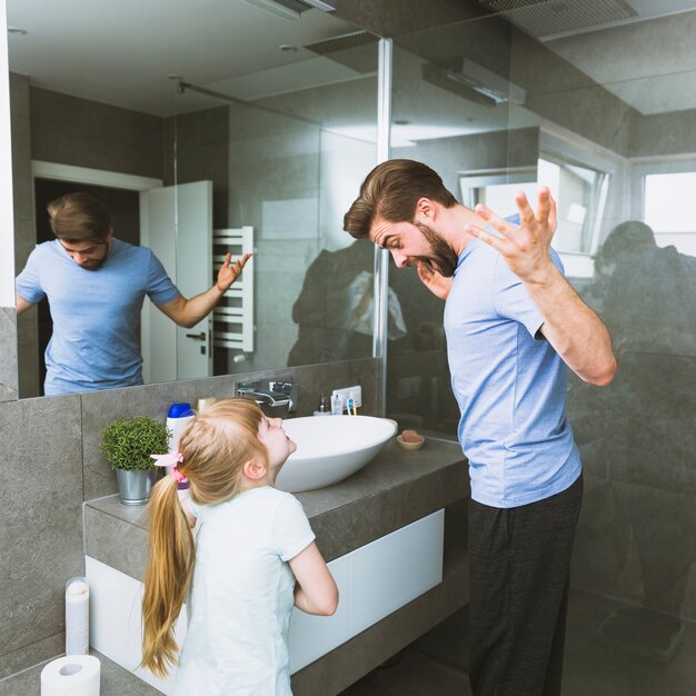 Mädchen und Mann im Badezimmer