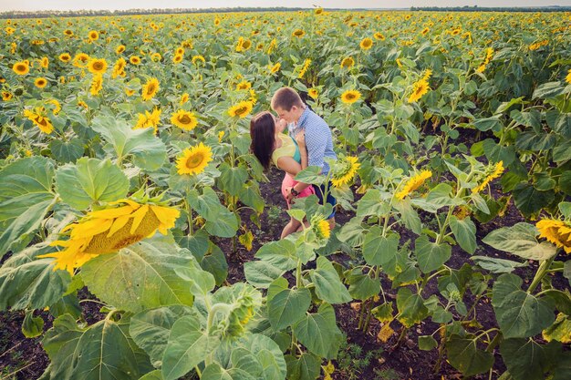 Mädchen und Mann in einem Sonnenblumenfeld