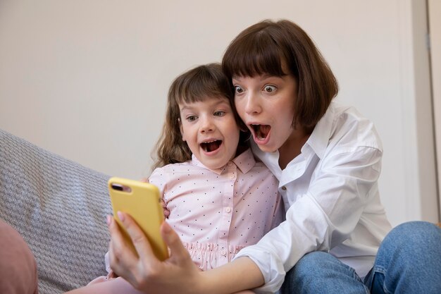 Mädchen und Mutter machen Selfies mittlerer Aufnahme