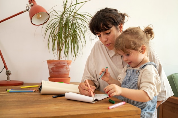 Mädchen und Mutter zeichnen Seitenansicht