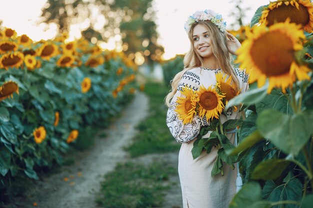 Mädchen und Sonnenblumen