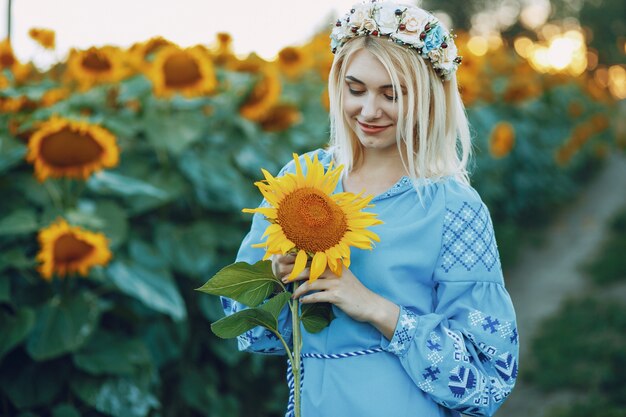 Mädchen und Sonnenblumen