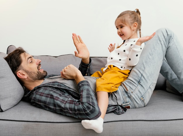 Kostenloses Foto mädchen und vater zu hause mittlerer schuss