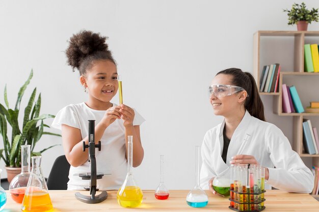 Mädchen und Wissenschaftlerin mit einem naturwissenschaftlichen Unterricht