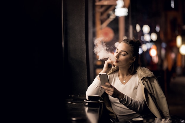 Mädchen vaping