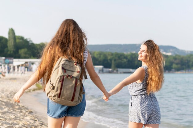 Mädchen verbringen Zeit zusammen am Strand