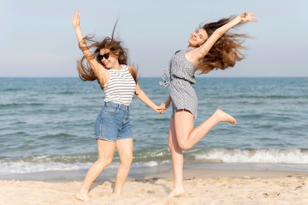 Mädchen verbringen Zeit zusammen am Strand