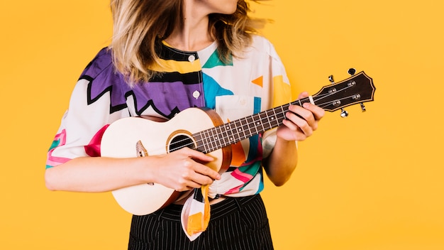 Mädchen, welches die Ukulele spielt