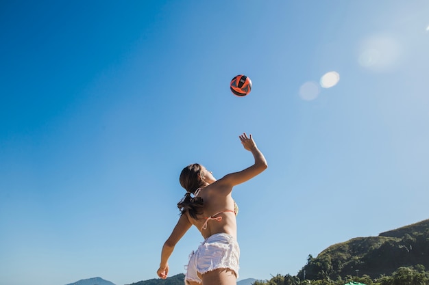 Mädchen zerschmetterte Volleyball