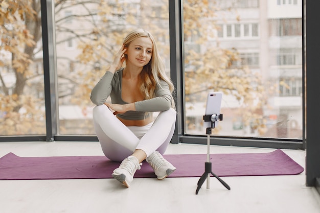 Mädchen zu Hause. Frau machen Yoga. Lady dreht einen Videoblog.