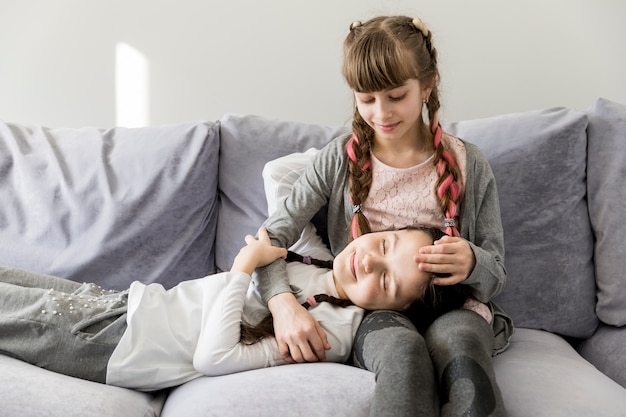 Mädchen zusammen auf der Couch