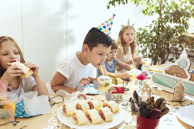 Mädchengeburtstagsdekorationen. Tischdekoration mit Kuchen, Getränken und Party-Gadgets.