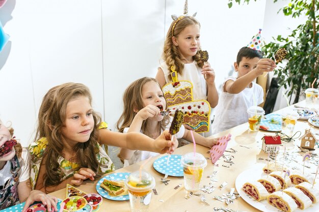 Mädchengeburtstagsdekorationen. Tischdekoration mit Kuchen, Getränken und Party-Gadgets.