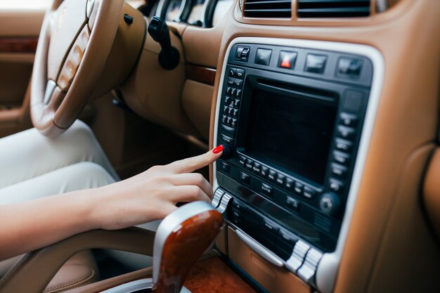 Mädchenhand auf Auto Armaturenbrett