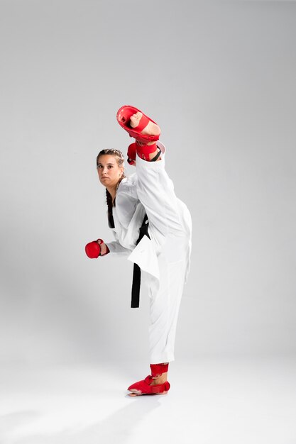 Mädchenkämpfer mit Kastenhandschuhen auf weißem Hintergrund