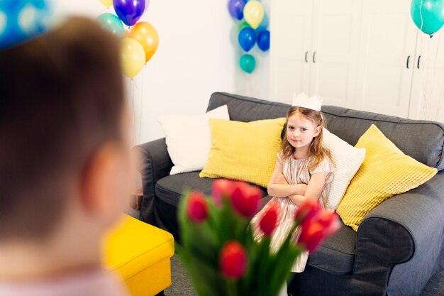 Mädchenwarteblumen auf Sofa