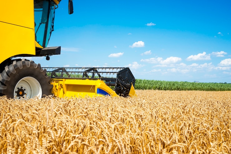 Kostenlose Foto mähdrescher auf dem feld arbeiten