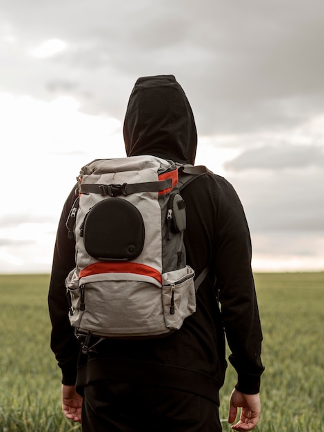 Kostenloses Foto männchen mit rucksack unterwegs