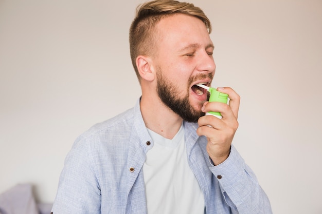 Kostenloses Foto männchen mit spray für halsschmerzen