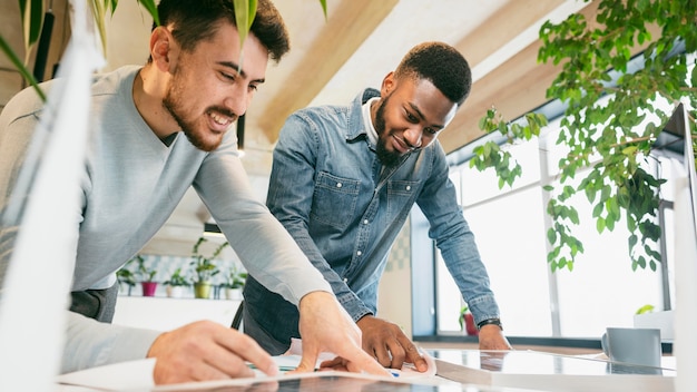 Männer arbeiten als Team zusammen