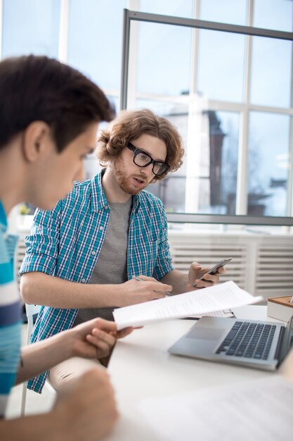 Männer arbeiten im Büro