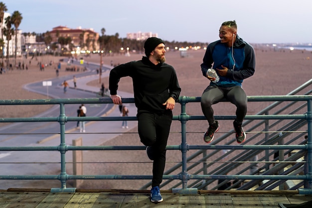 Männer bereiten sich nachts auf den Sport vor