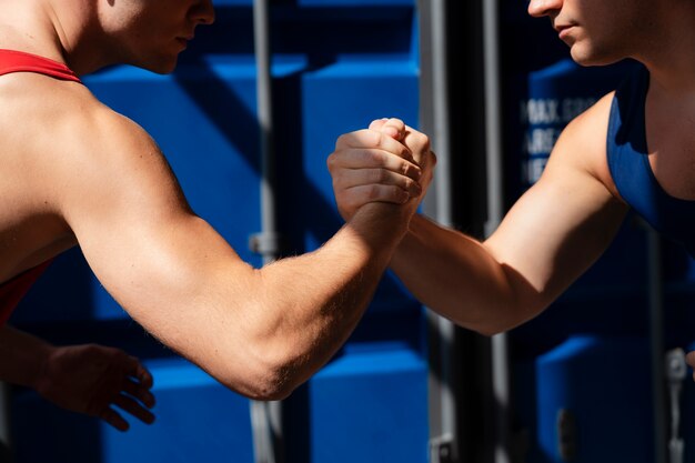 Männer demonstrieren Wrestling-Kampfbewegungen