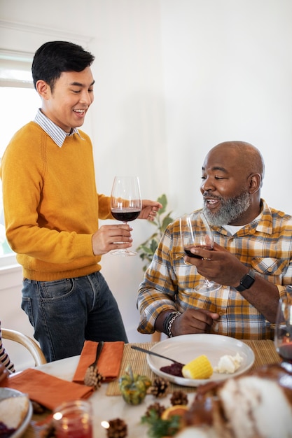 Männer, die am Erntedankfest zusammen Wein genießen