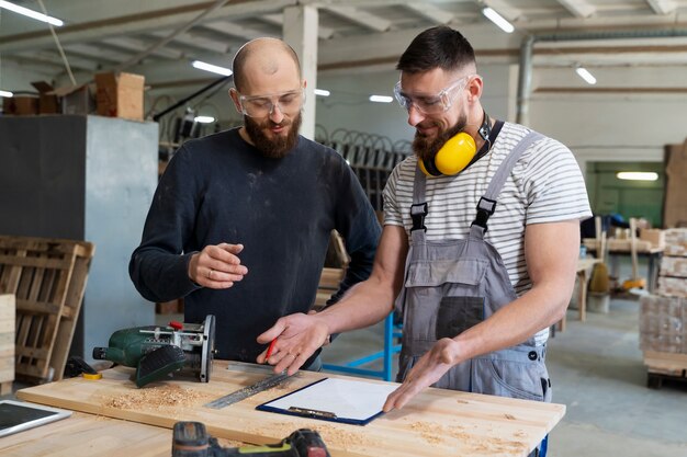 Männer, die am Schneiden von MDF-Platten arbeiten