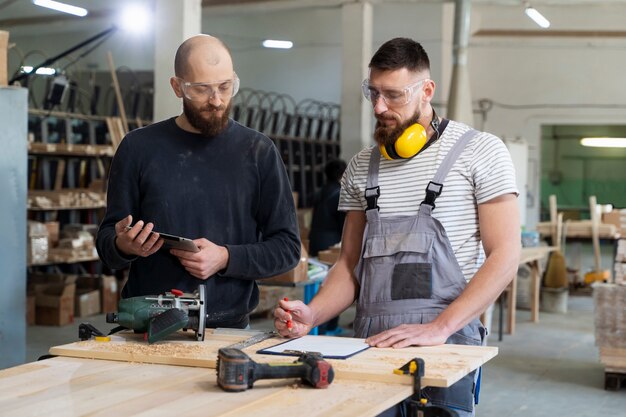 Männer, die am Schneiden von MDF-Platten arbeiten