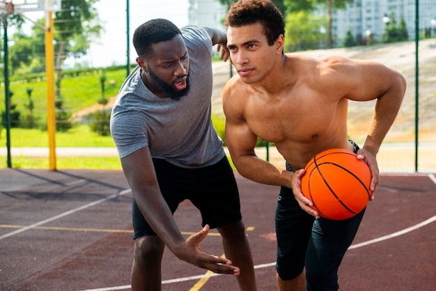 Männer, die Basketball-Totale spielen