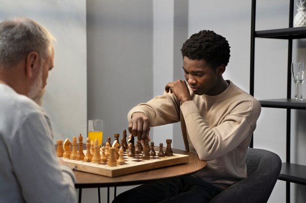 Männer, die drinnen Schach spielen, Seitenansicht