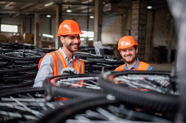 Männer, die neben ein paar Rädern arbeiten