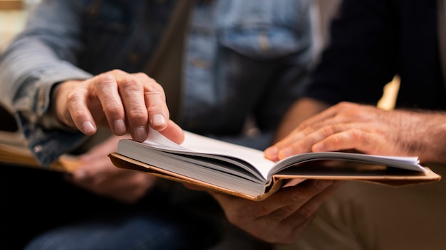 Kostenloses Foto männer, die zusammen vorderansicht lesen