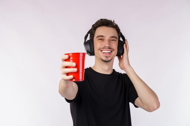 Männer halten Kaffeetasse in der Hand