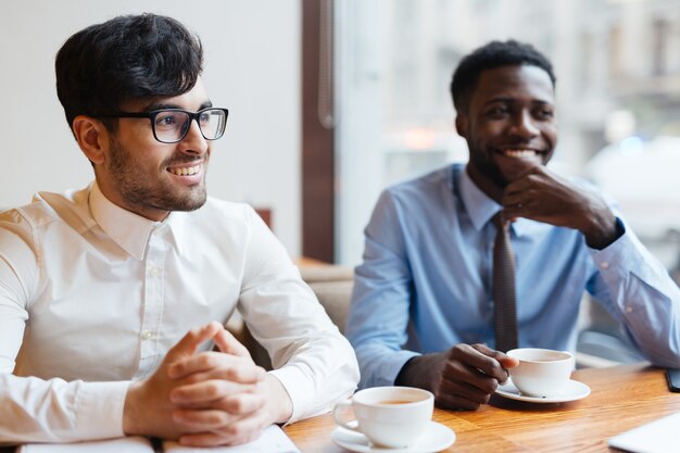 Männer im Café