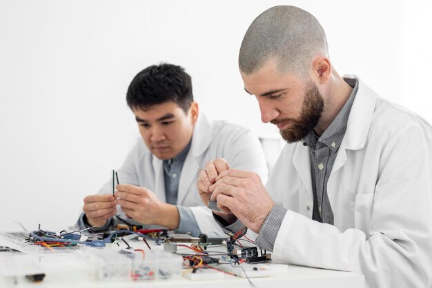 Männer im Labor machen Experimente