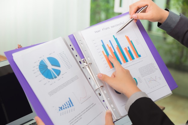 Männer in Anzug Analyseergebnisse eines Diagramms