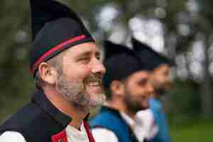 Kostenloses Foto männer in traditioneller kleidung, mittlerer schuss