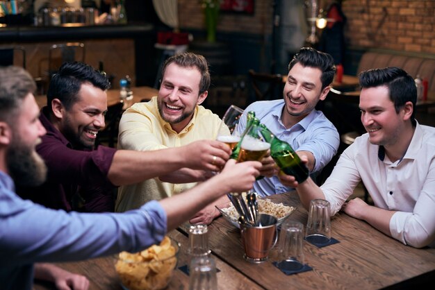 Männer jubeln für ein gutes Wochenende